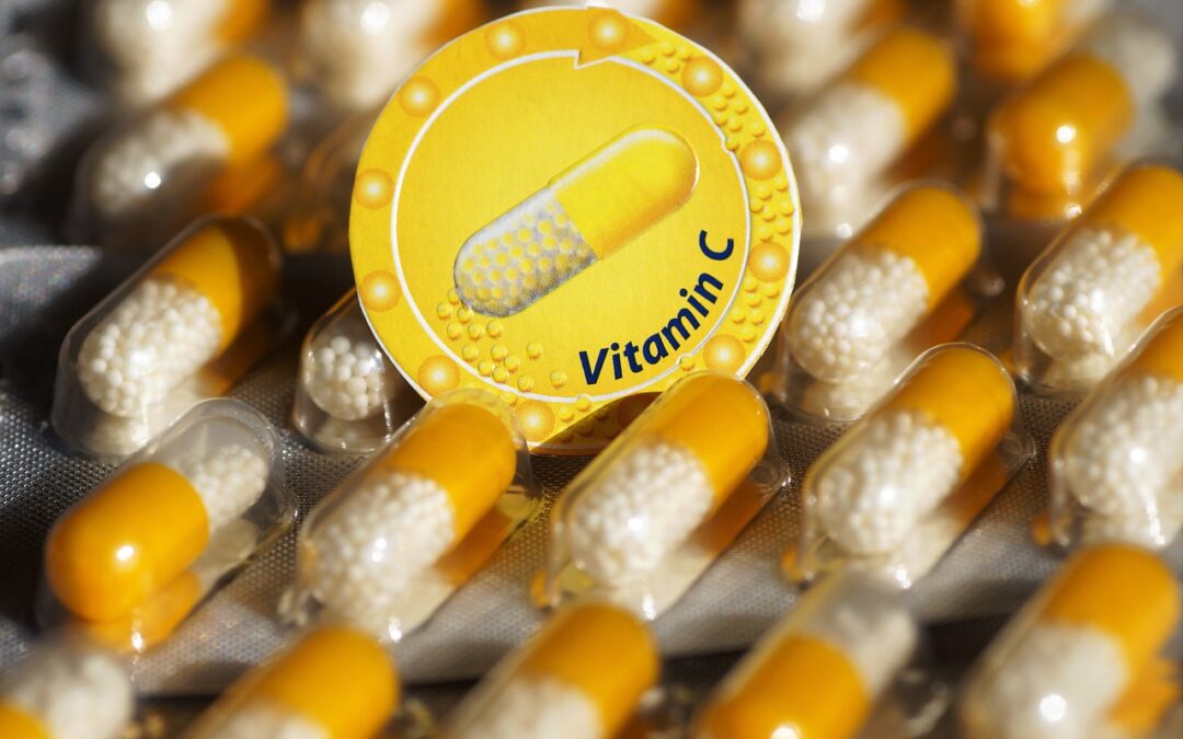 Hohe Vitamin-C-Dosen können die Nieren schädigen und das Risiko für Nierensteine erhöhen.