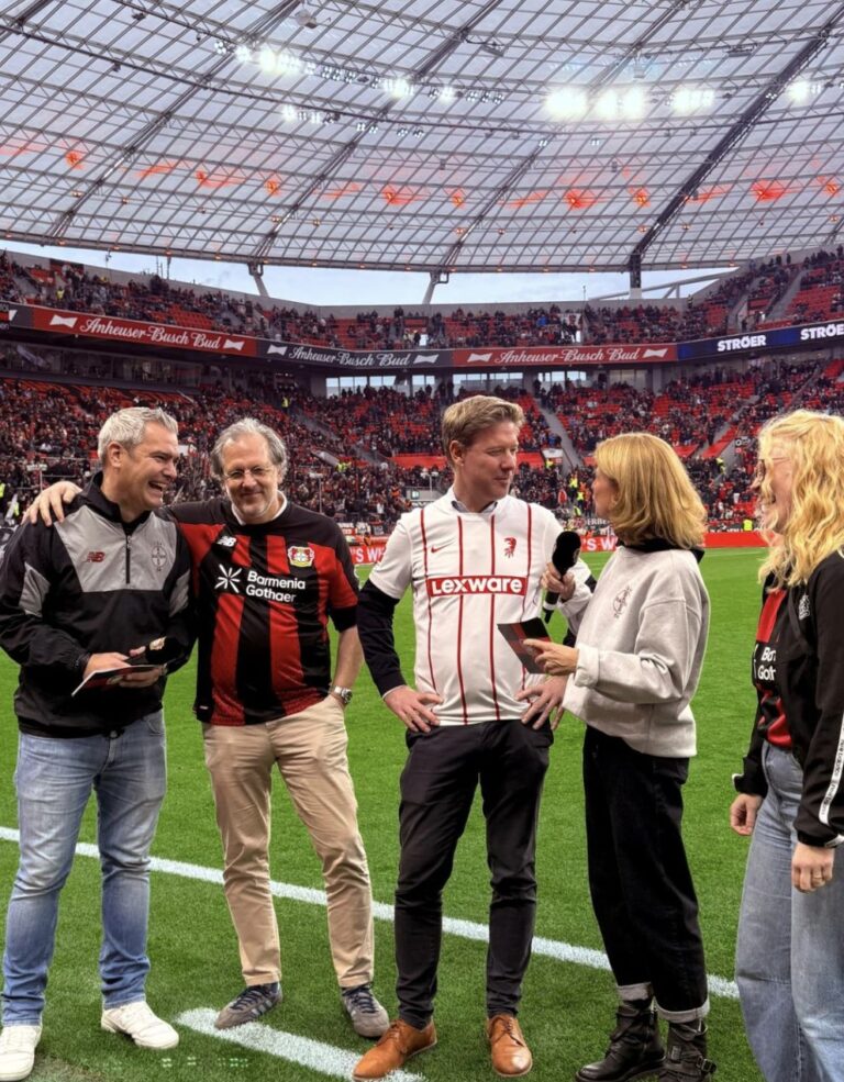 Halbzeit-Talk zur Prostatakrebs-Früherkennung auf dem Rasen der BayArena