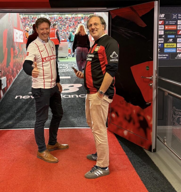 Christian Gratzke im Trikot des SC Freiburg und Christian Wülfing im Trikot von Bayer 04 im Spielertunnel